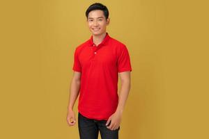 T-Shirt-Design, junger Mann im roten Hemd auf orangem Hintergrund foto