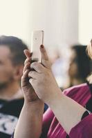 Geschäftsfrau mit Smartphone bei der Besprechung. Erfolg und Geschäftskonzept. foto