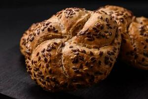 köstlich frisch gebacken knusprig Brötchen oder Kaiser rollen mit Sesam Saat foto