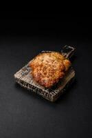 köstlich frisch gebraten gehackt Hähnchen Fleisch Schnitzel mit Salz, Gewürze und Kräuter foto