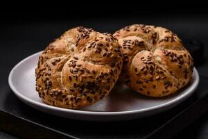 köstlich frisch gebacken knusprig Brötchen oder Kaiser rollen mit Sesam Saat foto