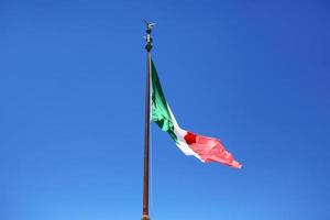 Flagge von Italien auf blauem Himmelshintergrund. Symbol von Italien foto