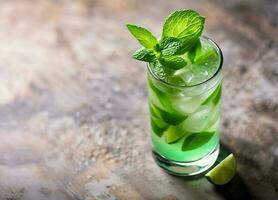 Mojito Cocktail mit Limette und Minze im ein Glas foto