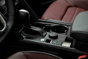 Luxus Fahrzeug Innere mit rot Leder Sitze. Start halt Taste und automatisch Ausrüstung Hebel foto