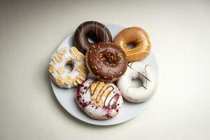 Süss Donuts auf ein Platte, Vielfalt von Aromen - - oben Aussicht foto