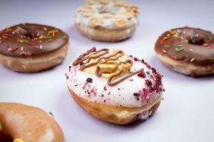 Frühstück von köstlich glasiert Donuts, mischen von Aromen - - lila Hintergrund foto