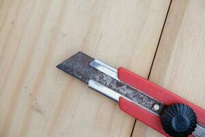 selektiv Fokus zu das rostig Klinge von das Cutter. gefährlich können Ursache Tetanus ebenfalls zerkratzt auf das Haut. Hand Werkzeug. rot Konstruktion Messer mit Klingen foto