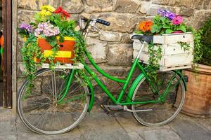 Grün Fahrrad dekoriert mit Blumen geparkt im Florenz foto