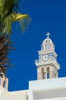 Glocke Turm von das Heilige John das Baptist Kirche im das Stadt von fira im das Insel von Santorini foto