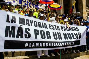 Bogotá, Kolumbien, Juni 2023, friedlich Protest Märsche gegen das Regierung von gustavo Petro namens la Marcha de la Bürgermeister foto