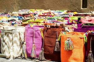 Straße Verkauf im Bogota von traditionell Taschen Hand gestrickt durch Frauen von das weguu Gemeinschaft im Kolumbien namens Mochilas foto