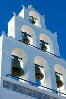 Glocke Turm von das Kirche von Panagia platsani gelegen im oia Stadt beim Santorini Insel im ein schön früh Frühling Tag foto