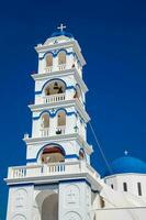 das Kirche von heilig Kreuz im das zentral Platz von perissa auf Santorini Insel foto