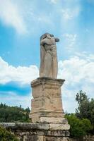 Überreste von ein Antiquität Statue beim das Ruinen von das ein uralt Agora im Athen foto