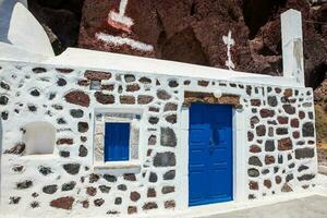 Heilige nikolaos orthodox Kirche Nächster zu das berühmt rot Strand beim Santorini Insel foto