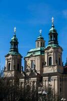 Türme von das Heilige nicolas Kirche gelegen im Prag alt Stadt, Dorf foto