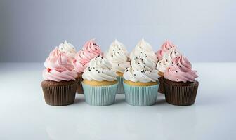 Cupcakes mit Blau und Rosa Dekoration auf Weiß Hintergrund, schließen oben Sicht. ai generiert foto