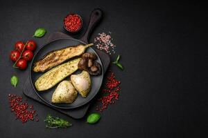 köstlich gegrillt Gemüse Zucchini, Aubergine, Pfeffer und Pilze mit Salz, Gewürze und Kräuter foto