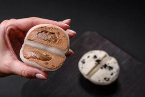 köstlich Süss Mochi Dessert mit Belag auf ein dunkel Beton Hintergrund foto