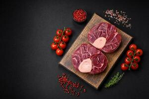 frisch roh Rindfleisch Steak mit Knochen oder Markknochen mit Salz, Gewürze und Kräuter foto