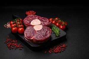frisch roh Rindfleisch Steak mit Knochen oder Markknochen mit Salz, Gewürze und Kräuter foto