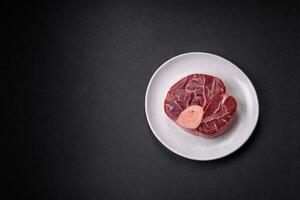 frisch roh Rindfleisch Steak mit Knochen oder Markknochen mit Salz, Gewürze und Kräuter foto