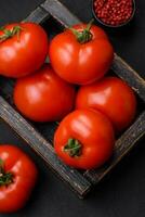 köstlich frisch saftig Tomaten auf ein dunkel Beton Hintergrund foto