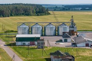 Antenne Panorama- Aussicht auf agro-industriell Komplex mit Silos und Korn Trocknen Linie zum Trocknen Reinigung und Lager von Müsli Pflanzen foto
