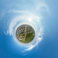 winziger Planet im Himmel mit Wolken, die die Altstadt, die Stadtentwicklung, historische Gebäude und Kreuzungen überblicken. Umwandlung eines sphärischen 360°-Panoramas in eine abstrakte Luftaufnahme. foto