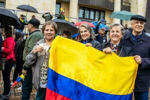 Bogotá, Kolumbien, 19 Juli 2023. friedlich Protest von das Mitglieder von das aktiv Reservieren von das Militär- und Polizei Kräfte im Bogota Kolumbien gegen das Regierung von gustavo Petro foto