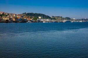 vila Nova de Gaia auf das Banken von Douro Fluss gesehen von porto Stadt foto