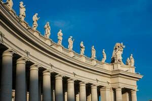 Detail von das Bernini Kolonnade beim Vatikan Stadt im ein schön Frühling Tag foto