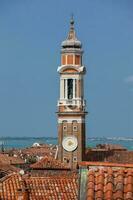 Aussicht von das Venedig Stadt Dächer im ein sonnig Tag foto