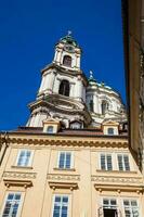 Fassade von das Antiquität und schön Heilige Nikolaus Kirche beim Prag alt Stadt, Dorf foto