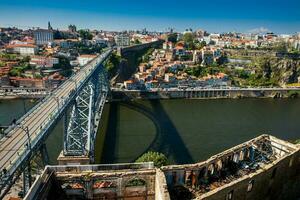 Aussicht von porto Stadt und das dom Luis ich Brücke ein Metall Bogen Brücke Über das Douro Fluss foto