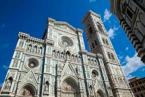 das giotto Glockenturm und Florenz Kathedrale geweiht im 1436 gegen ein schön Blau Himmel foto