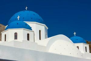 das Kirche von heilig Kreuz im das zentral Platz von perissa auf Santorini Insel foto