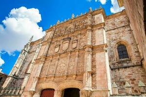 schön Fassade von das historisch Gebäude von das Universität von Salamanca foto