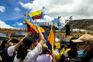 Bogotá, Kolumbien, Juni 2023, friedlich Protest Märsche gegen das Regierung von gustavo Petro namens la Marcha de la Bürgermeister foto