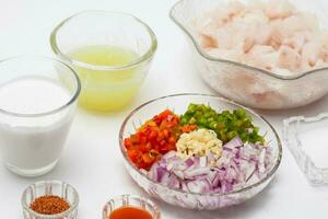 peruanisch Ceviche Vorbereitung. Zutaten zu bereiten Weiß Fisch Ceviche foto