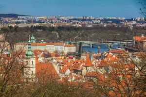 Mähnen Brücke und Prag alt Stadt, Dorf gesehen von das petrin Hügel foto