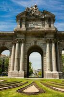 das berühmt puerta de alcala auf ein schön sonnig Tag im Madrid Stadt. Inschrift auf das Giebel König Carlos iii Jahr 1778 foto