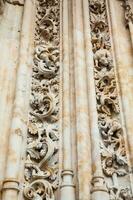 Astronaut, Drachen und Stier geschnitzt auf das Fassade von das historisch salmanca Kathedrale foto