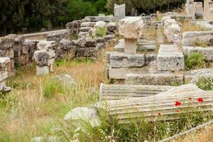 uralt Ruinen auf das Süd Gesicht von das Akropolis Hügel im Athen Stadt foto