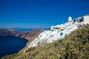 das schön ägäisch Meer gesehen von das Gehen Weg Nummer 9 welche verbindet das Städte von fira und oia auf das Santorini Insel foto