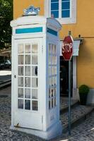 Weiß Jahrgang Telefon Stand beim ein Ecke im sintra foto