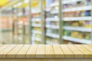 leeren Holz Tabelle oben mit Supermarkt verschwommen Hintergrund zum Produkt Anzeige foto