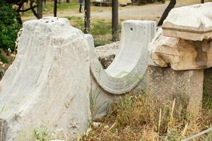 uralt Ruinen auf das Süd Gesicht von das Akropolis Hügel im Athen Stadt foto