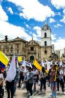 Bogotá, Kolumbien, Juni 2023, friedlich Protest Märsche gegen das Regierung von gustavo Petro namens la Marcha de la Bürgermeister foto