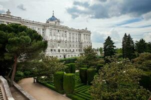 das königlich Palast von Madrid das offiziell Residenz von das Spanisch königlich Familie beim das Stadt von Madrid gesehen von das Sabatini Gardens foto